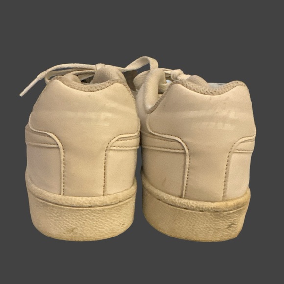 [2 for $10] GUC Nike White Leather Women’s Sneakers Size 9.5 - Picture 3 of 4